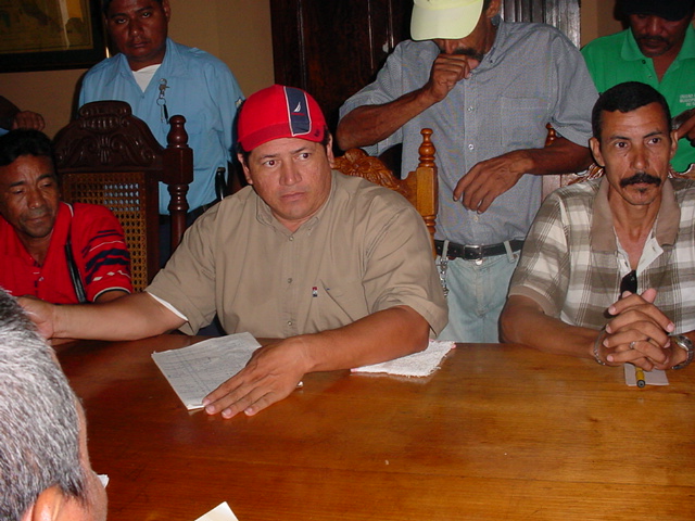 Oscar Moreira (gorra roja)
